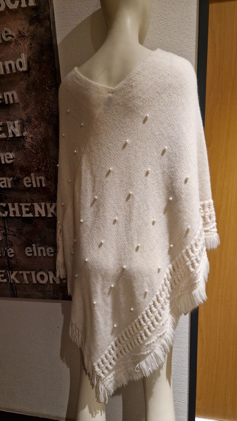 Bolero: Wunderschöner  Poncho mit Perlen in Creme, neu! – Nuovo (secondo la descrizione) da Widnau venduto da Smanitu 1