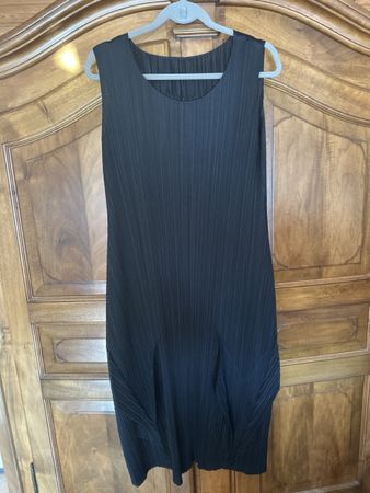 Plissiertes Kleid schwarz ärmellos guter Zustand