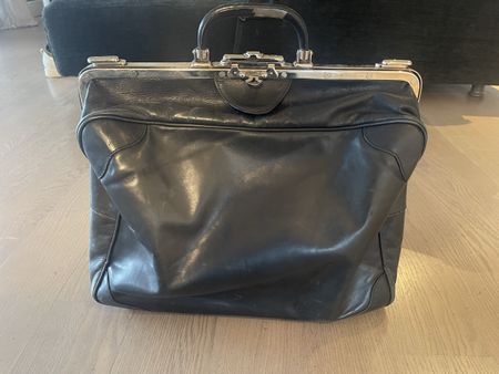 Ledertasche  Vintage schwarz mit Metallbügel gebraucht