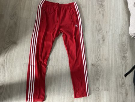 Pantalon de jogging Adidas rouge à bandes blanches