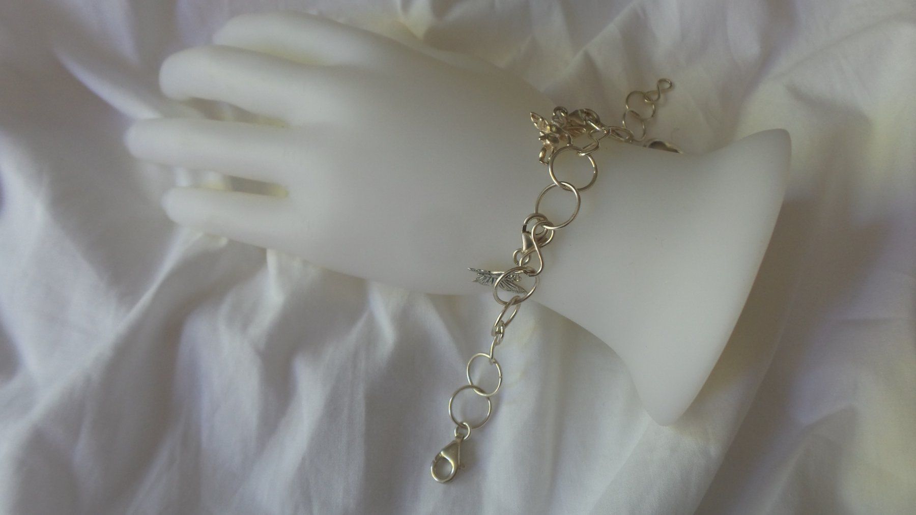 Armbänder & -reifen: Silberarmband mit 3 Hängerli – Gebraucht aus Muttenz von einfach-schoen 1