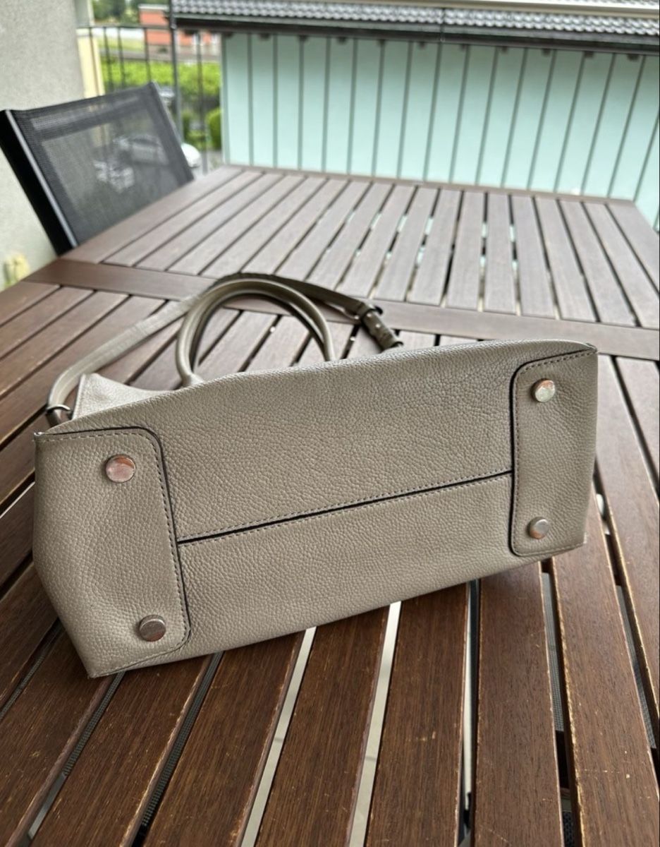 Michael Kors Borse da donna: Michael Kors Leder Handtasche Grau-Taupe – Usato da St. Gallen venduto da lfs_nxl8 5