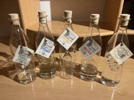 Mundgeblasene Uschter Glas mit Figur in der Flasche.