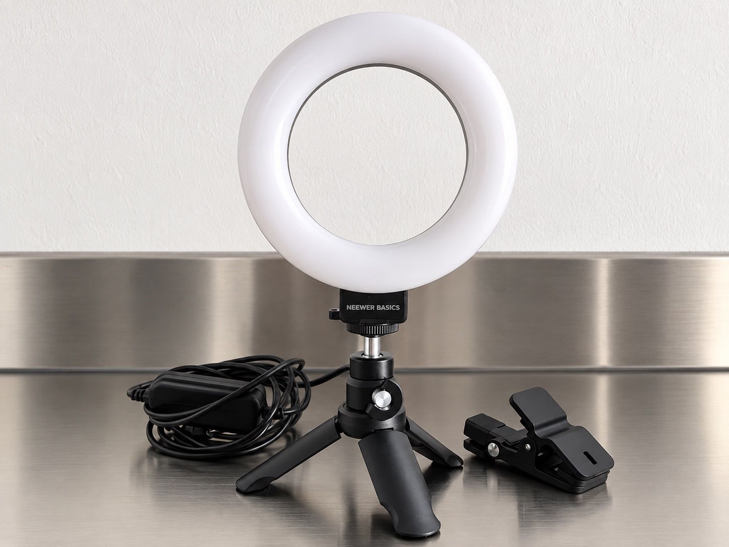 Lampade: Neewer Ringlicht dimmbar mit Tischstativ & Klemme – Usato da Lausanne venduto da AufLiebesehen