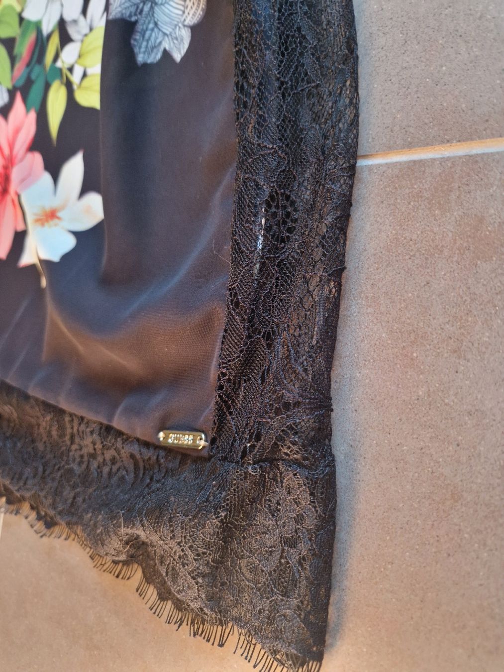 Guess T-Shirts: Guess Shirt L Blumen und Spitze – Gebraucht aus Lichtensteig von Cocabana_16 3
