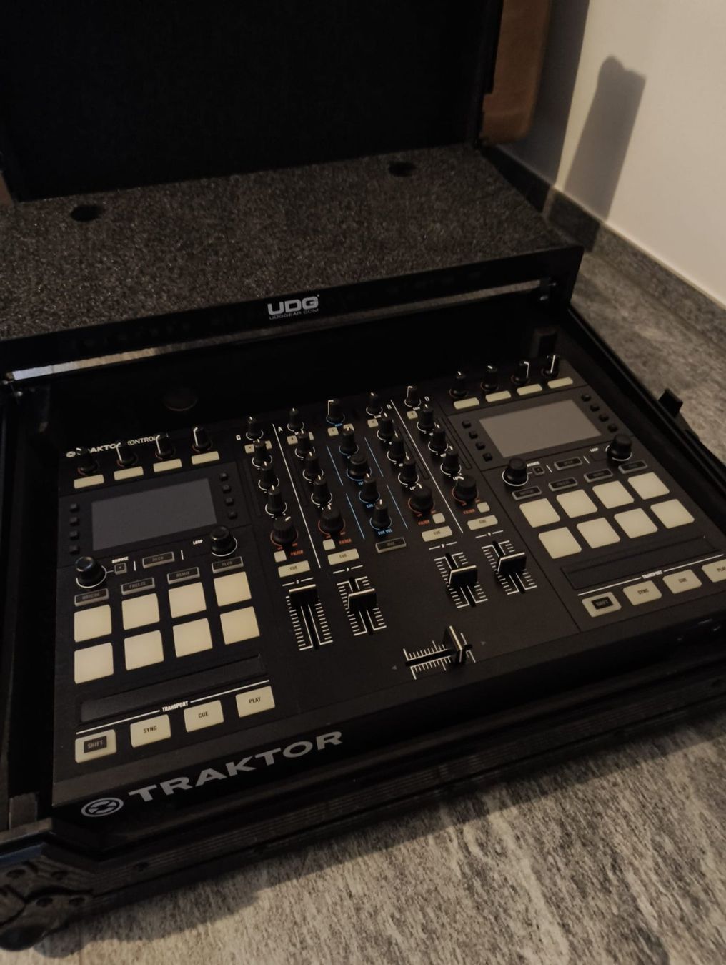 Traktor Console di mixaggio: DJ Console Traktor Kontrol S5 + flight case UDG – Usato da Vernate venduto da Patrick47