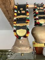 Glocke mit Fransenriemen 