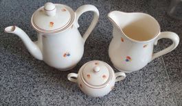 Teiera, zuccheriera e brocca in ceramica fiorata