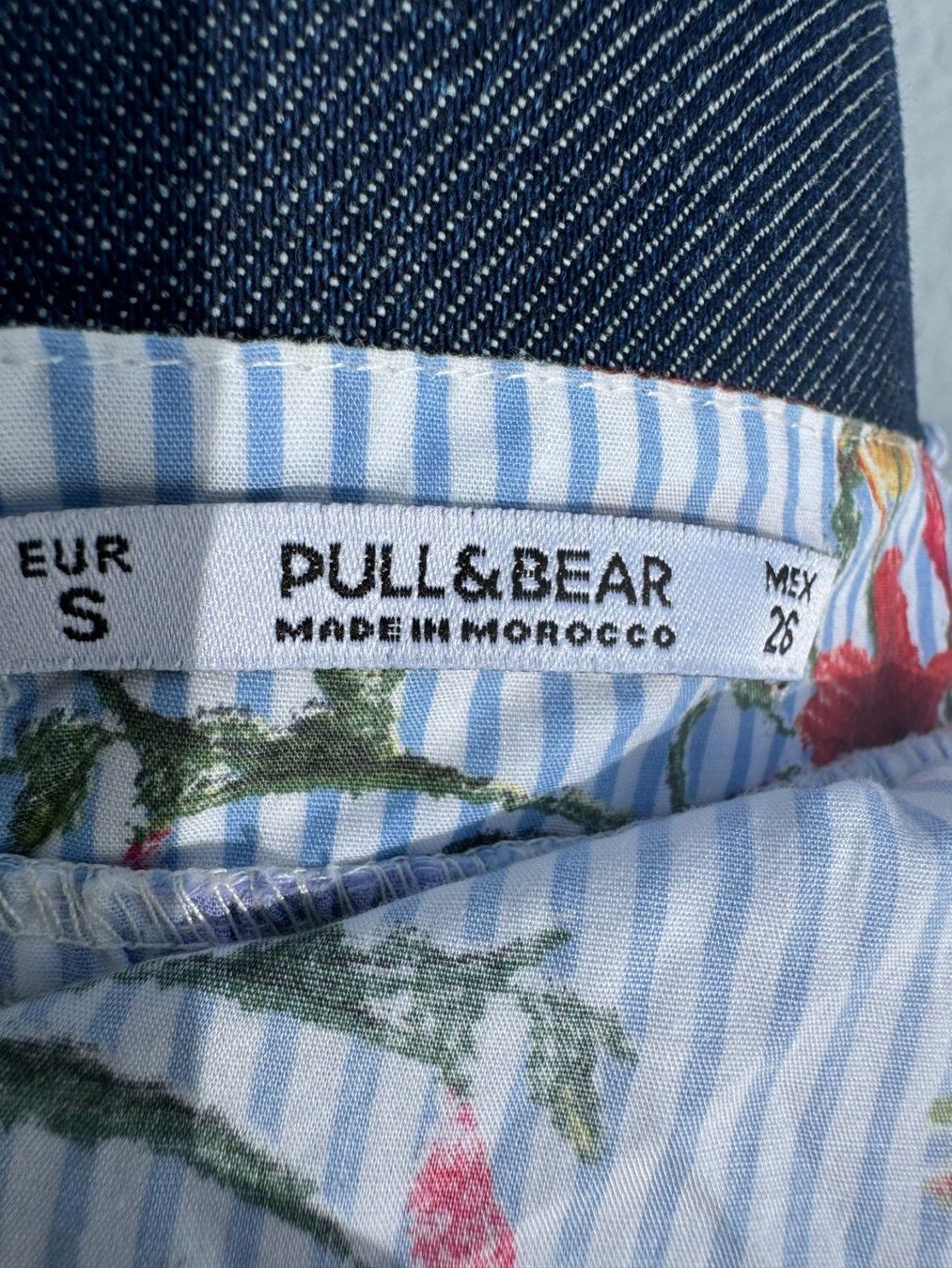 Pull&Bear Top: Haut bleu ciel PULL&BEAR avec motifs à fleurs rouge, T.S – Nuovo (secondo la descrizione) da Vandoeuvres venduto da Zoccoli11 1