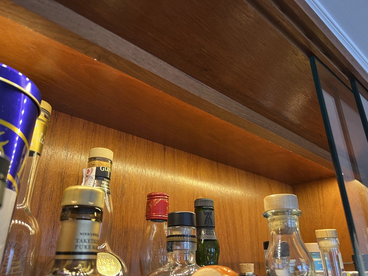 String Scaffali: Bar mit "String" Regalsystem inkl. LED-Beleuchtung – Usato da Zürich venduto da pba_original 6