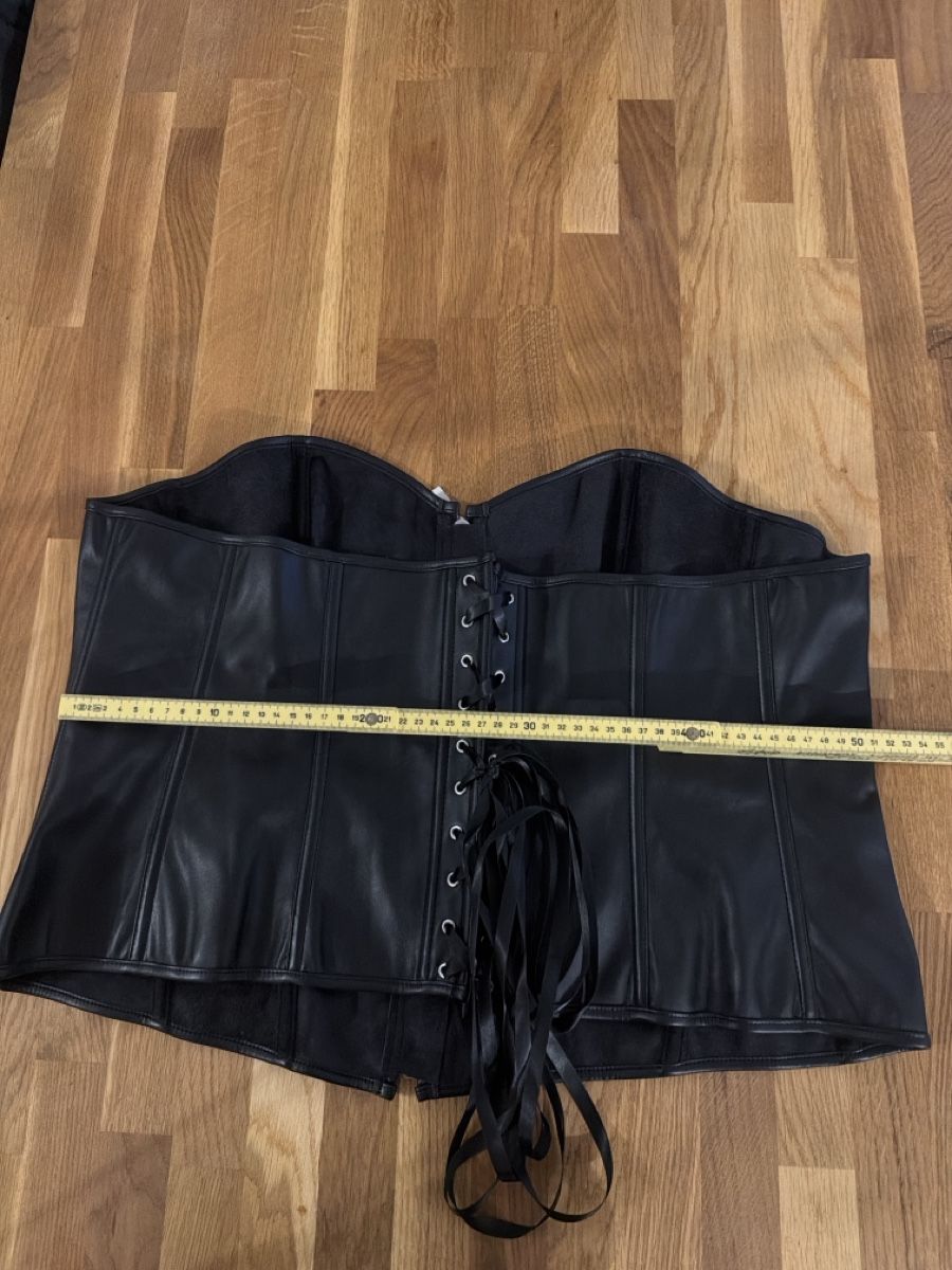 Top: Joli bustier en cuir synthétique – Nuovo (secondo la descrizione) da Brügg BE venduto da traindenuit 2