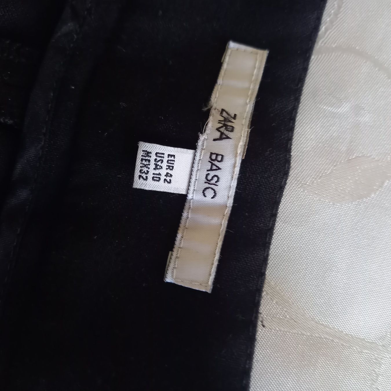 Zara Pantaloni: schwarze Bundfaltenhose von Zara Basic Gr.42 – Usato da Brüttisellen venduto da kikaninchen79 3