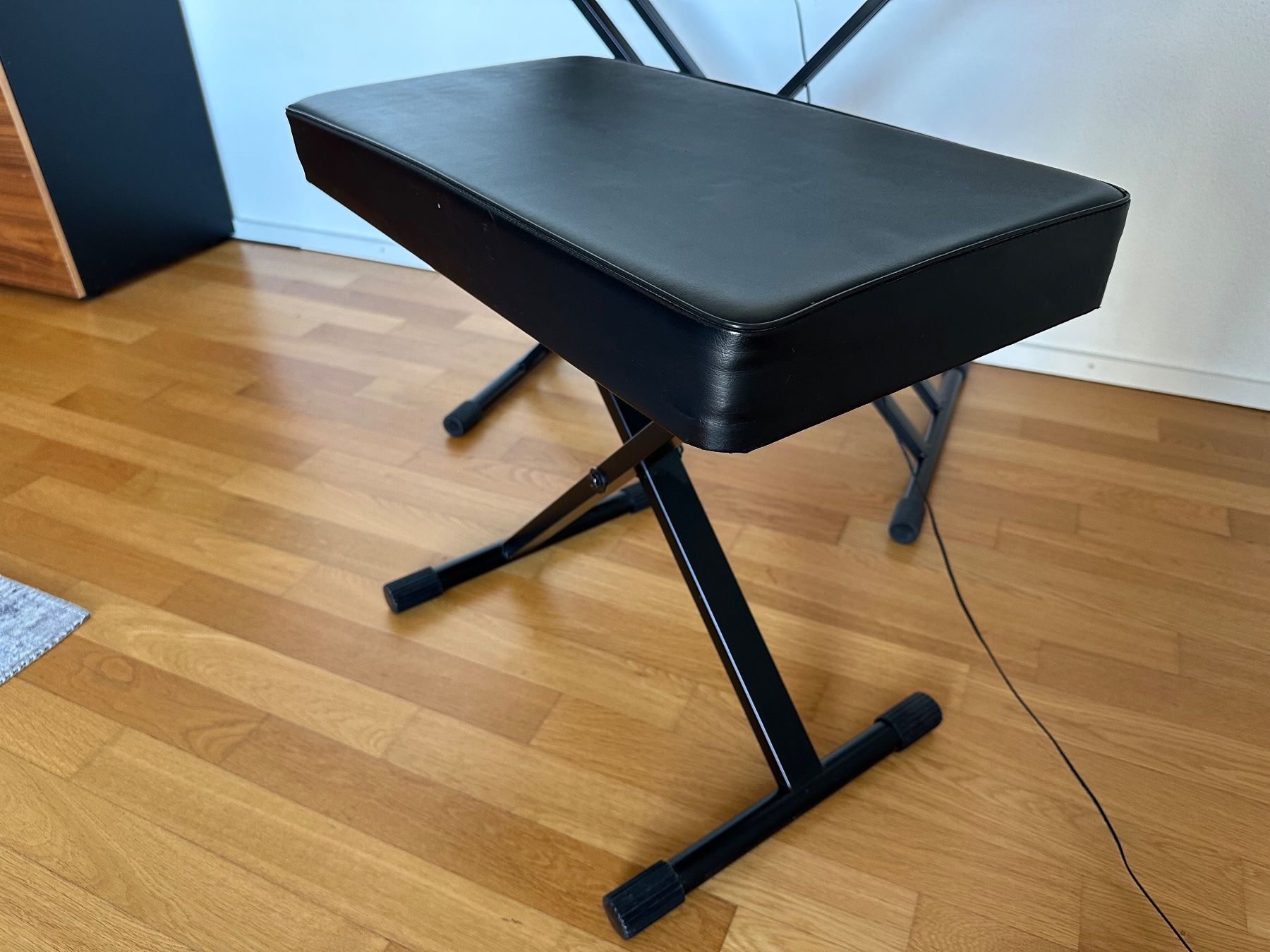 Yamaha Musikinstrumente: Yamaha PSR-E363 Digital Keyboard with stand and bench – Gebraucht aus Wallisellen von  3