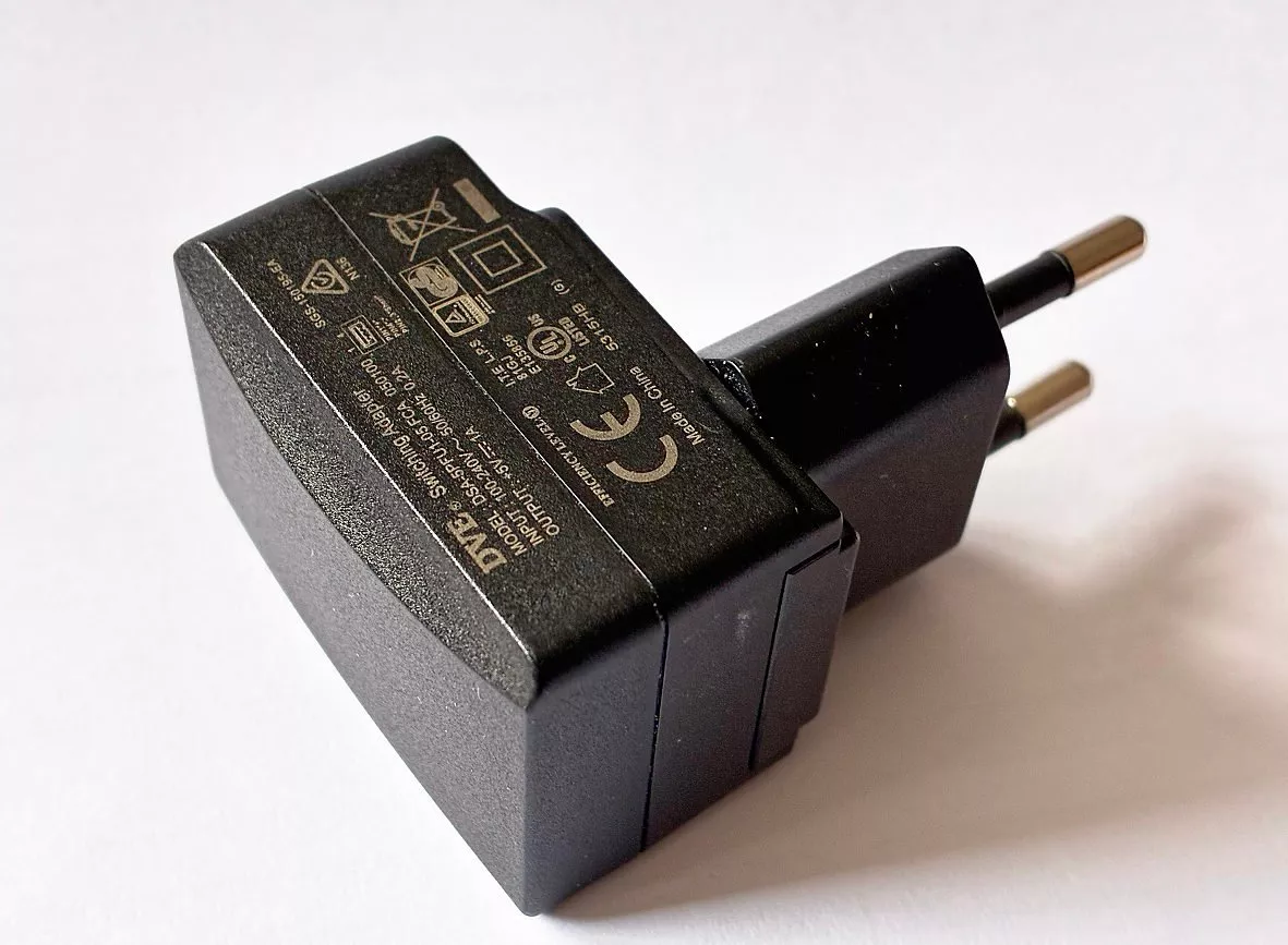 Caricabatterie: DVE USB Lader / Adapter – Usato da Bern venduto da Maccalvin 1