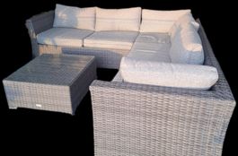 Rattan Lounge plus Rattan Glastisch