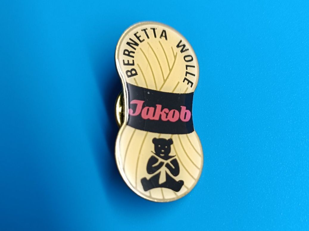 Placchette & Badge: Pin Bernetta Wolle Jakob - Box 33 – Usato da Köniz venduto da Pinscollect