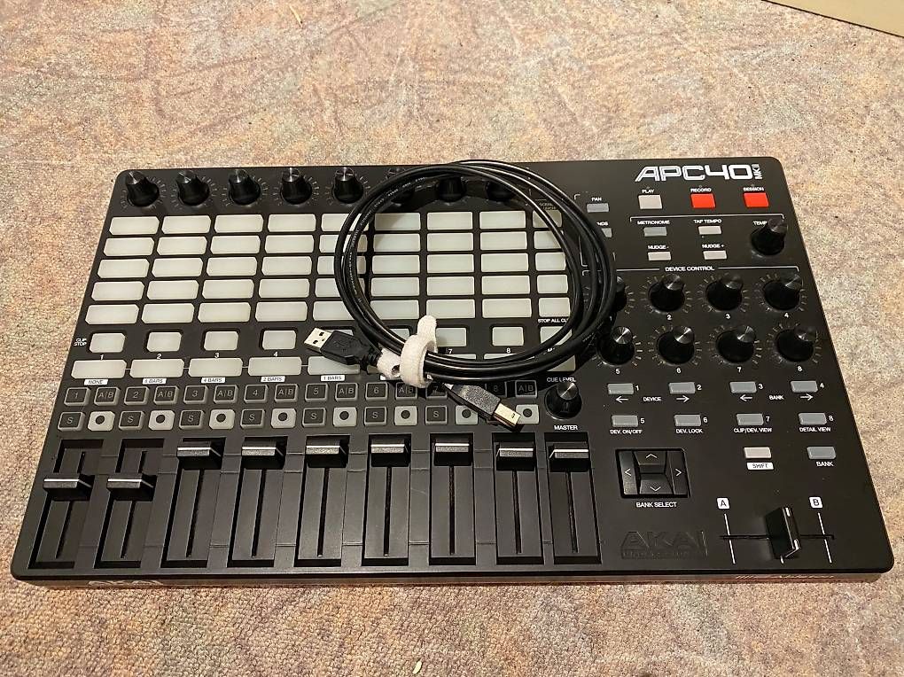 Akai Strumenti musicali: Akai APC 40 mk2, neuwertig – Nuovo (secondo la descrizione) da Buchs AG venduto da Tobiasnoseda