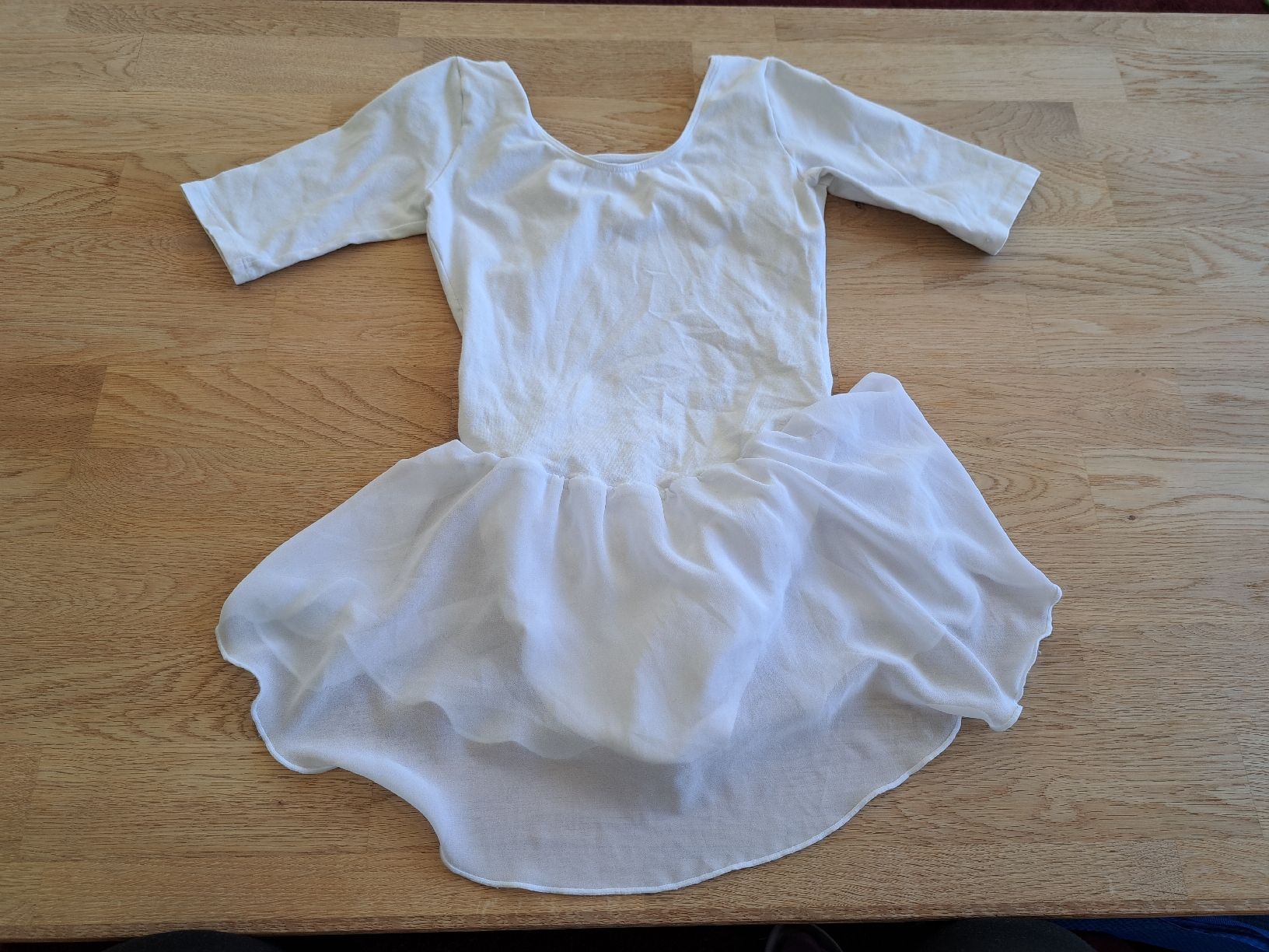 Scarpe, pantaloni & magliette da ginnastica: Intermezzo weisses Ballettkleid 122/128 – Usato da Bergdietikon venduto da Staphylococcus 1