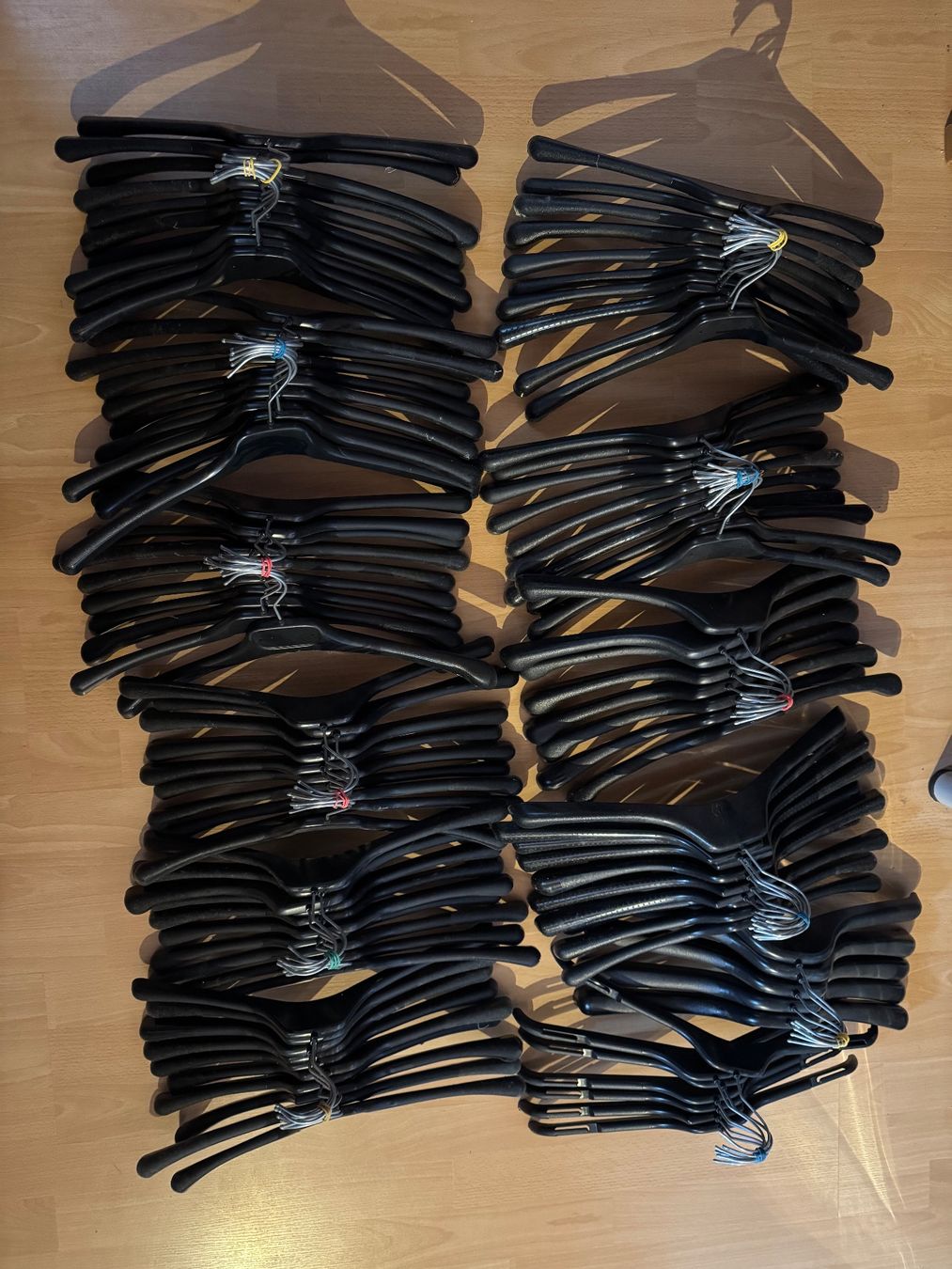 Kleiderbügel: 110 schwarze Kleiderbügel – Gebraucht aus Grosswangen von Second_hand_paradise 1