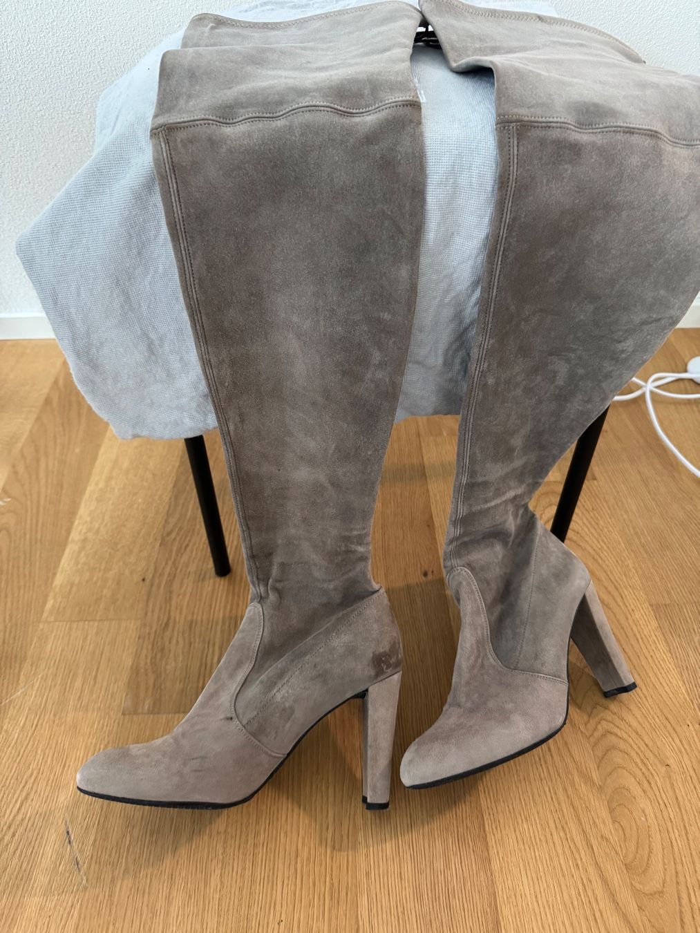 Stuart Weitzman Damenschuhe: Stuart Weitzman Highland Overknee Boots taupe Gr. 39.5 – Gebraucht aus Klingnau von Vdado 4