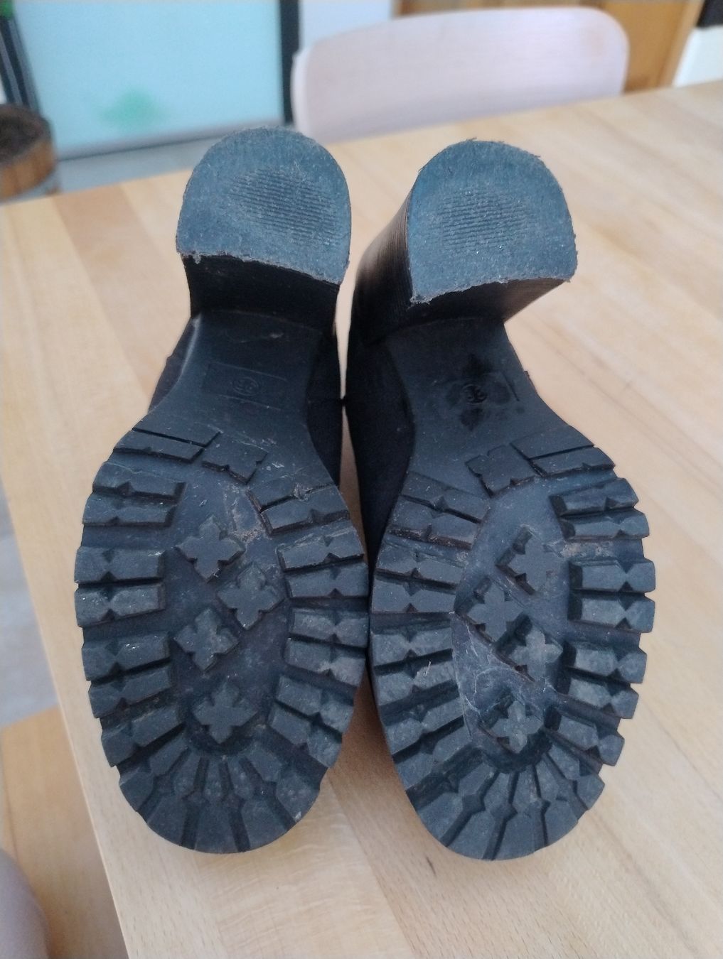 Damenschuhe: Schwarze Stiefeletten in Wildlederoptik Grösse 38 – Gebraucht aus Kirchberg BE von lauraflu 3