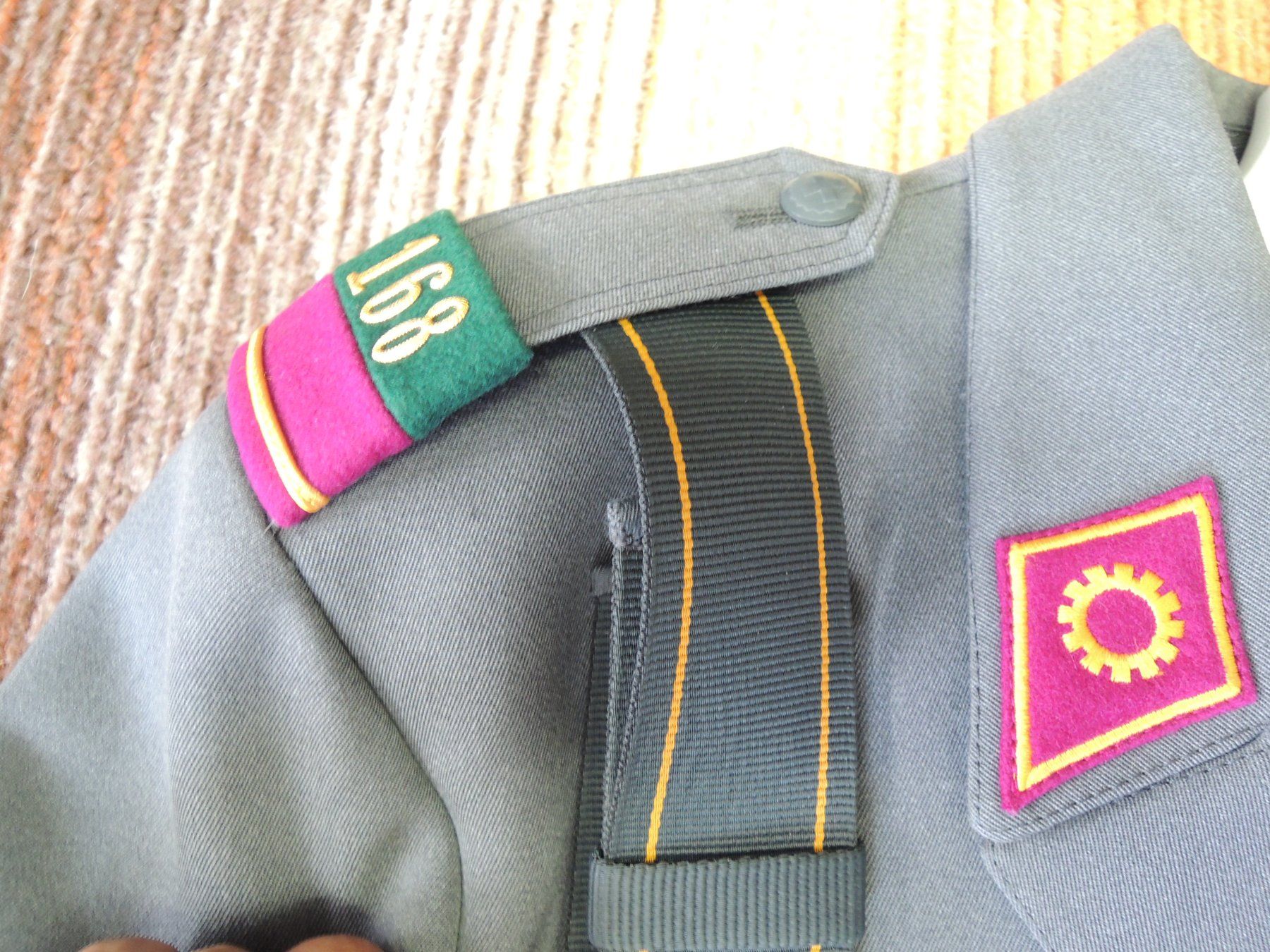 Schweizer Armee Uniformi: Schweizer Armee Uniformen 5 teilig – Usato da Uznach venduto da Othmar52 1