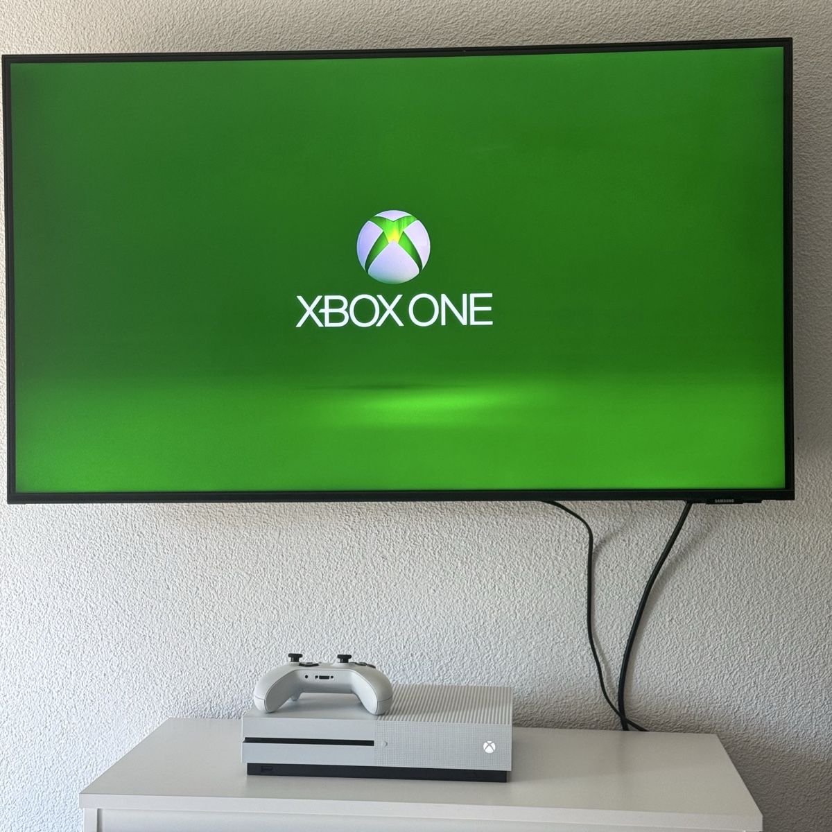 Microsoft Consoles: Xbox One S Konsole weiss mit Controller und Kabeln – Neuf (Voir description) à Rümlang par vla_9g7d