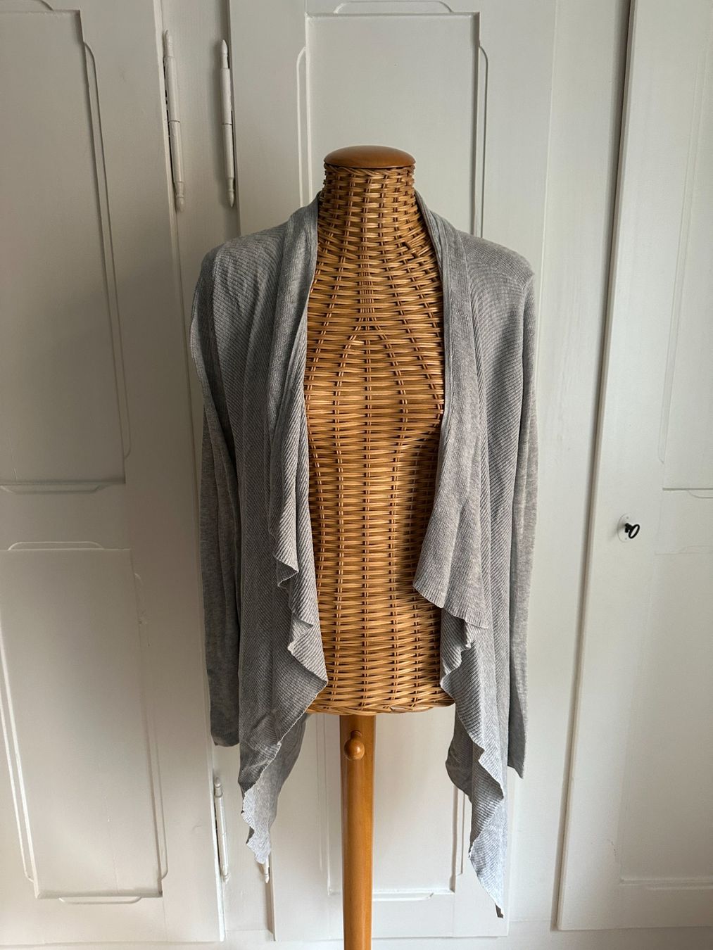 Vestes: REVIEW - Strickjacke hellgrau XS – D'occasion à Zürich par Diazaio