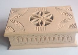 Petite boîte en bois sculpté fait main, idéale pour bijoux .