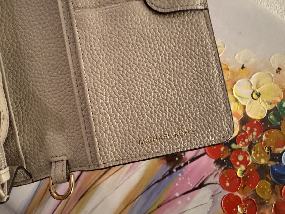Michael Kors Portamonete: Michael Kors Pebbled Leather Convertible Wallet – Usato da Bern venduto da ele_dk77 4
