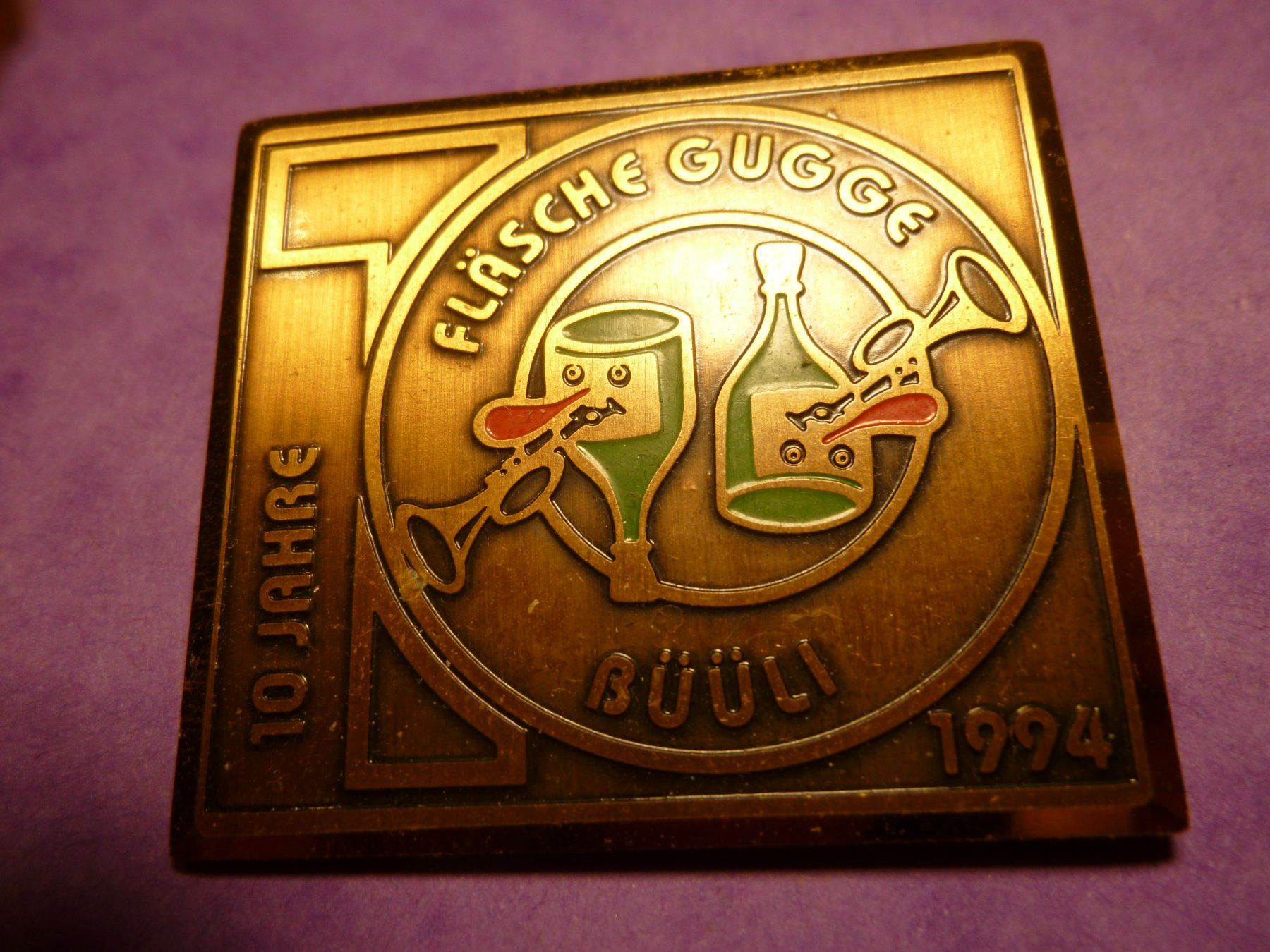 Placchette & Badge: BÜÜLI FLÄSCHE GUGGE GOLD 1994 – Usato da Ried (Muotathal) venduto da Mandarin02