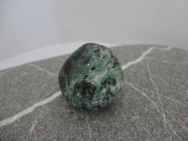 Rubin-Zoisit Edelstein