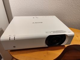 Sony VPL CH 375 Full HD Beamer für gemütliche Filmabende