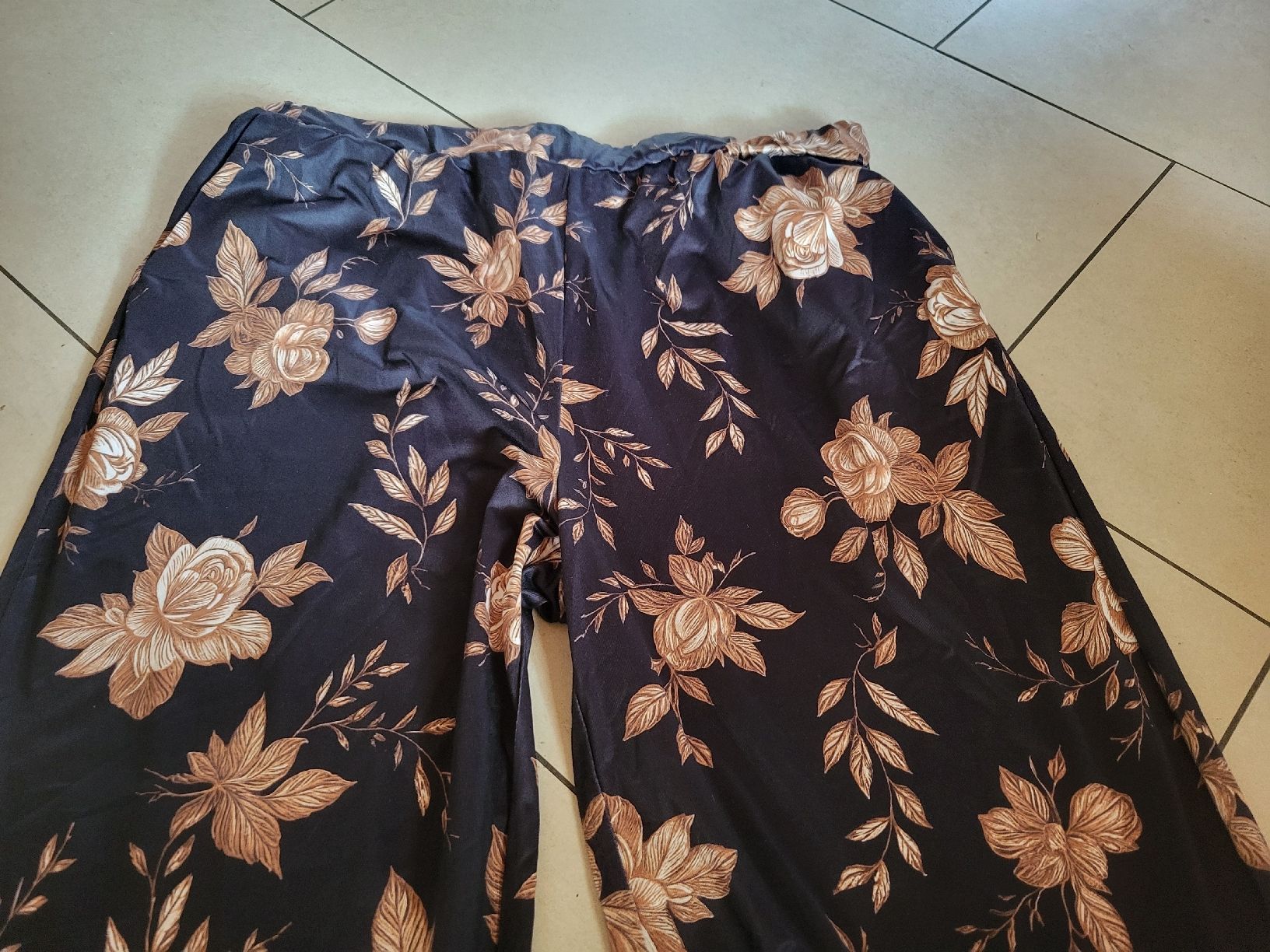 Hosen: Hosen Blumenmuster  2XL 95% Polyester 5% Elastan – Gebraucht aus Enggistein von Manuki_engg 1