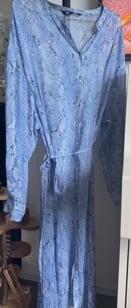 Sommerliches Kleid von Zara Schlangen Muster Silber Fäden