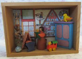 Erzgebirge - Holzrähmchen mit Miniaturen - Kinderzimmer