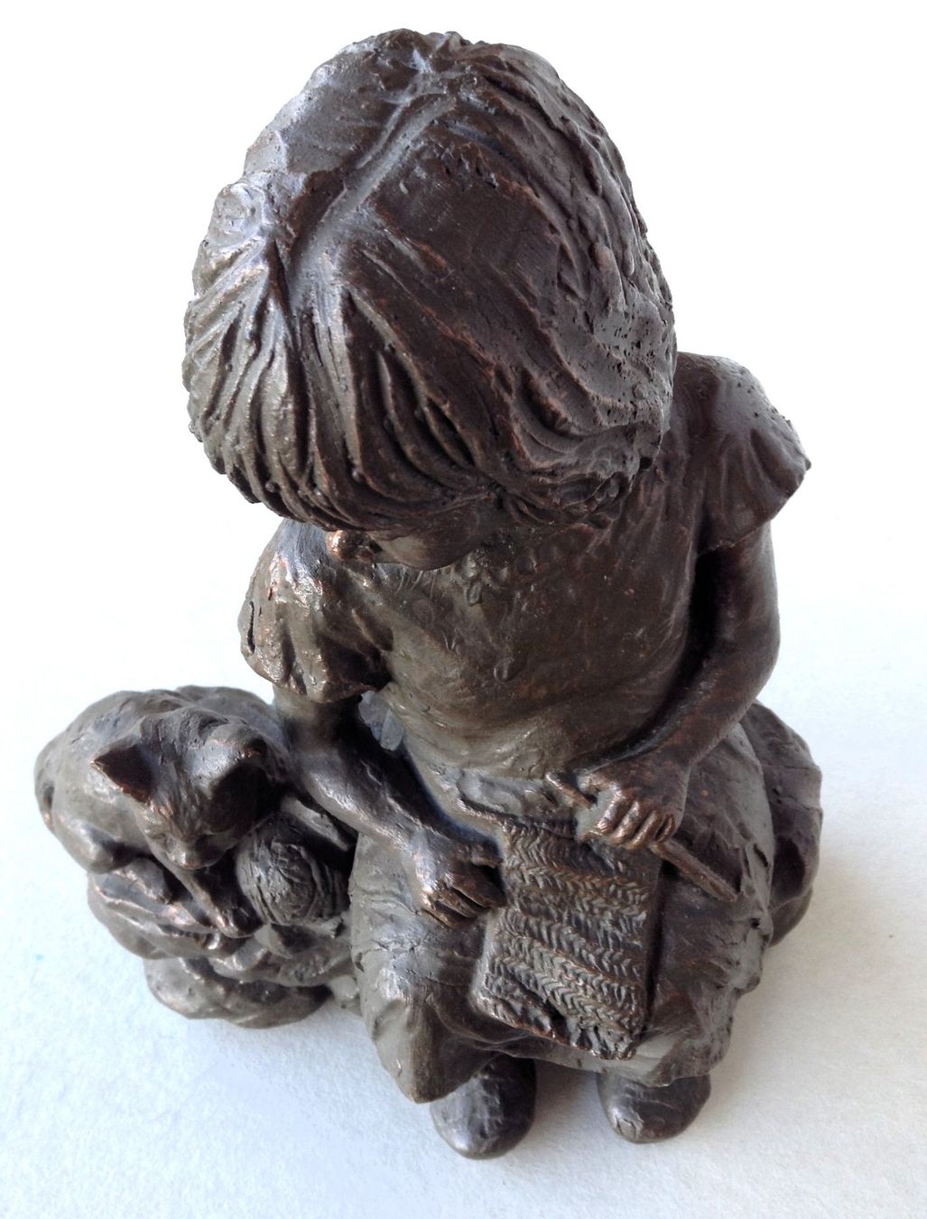 Skulpturen & Statuen: Keramik Skulptur bronziert, strickendes Mädchen mit Katze – Gebraucht aus Alpnach Dorf von MZ001 6