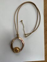 Modische Halskette mit Anhänger in Gold- und Silberton.