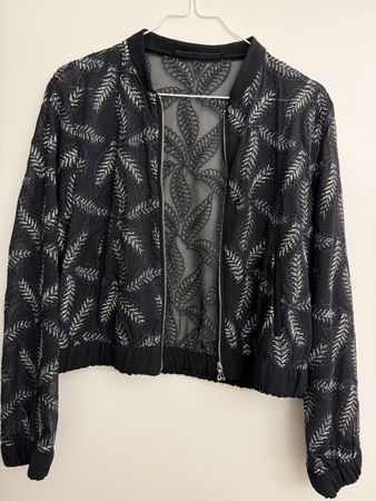 Schwarze Spitzen-Bomberjacke, Gr. M/38, zara