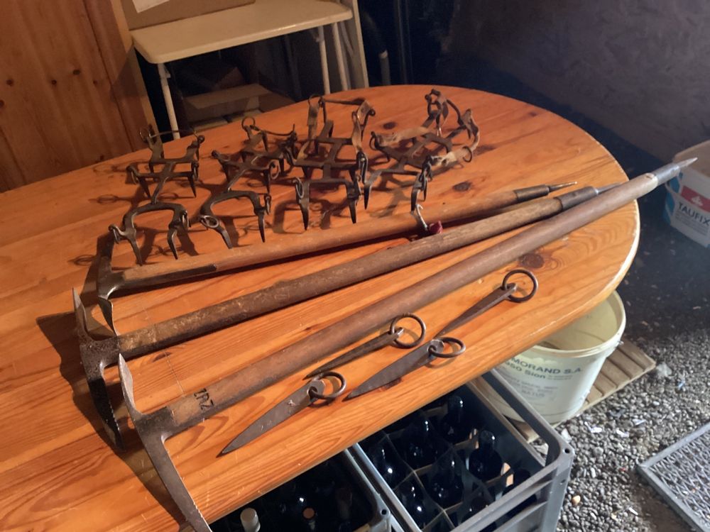 Alpinisme ancien 3 piolets, 2 paires crampons,4 pitons Kaufen auf