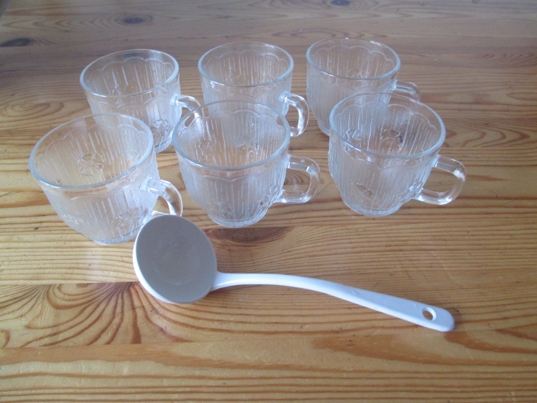 Set di piatti: Riesengrosse Bowlenschale mit Tassen – Usato da Landquart venduto da Froneri 1