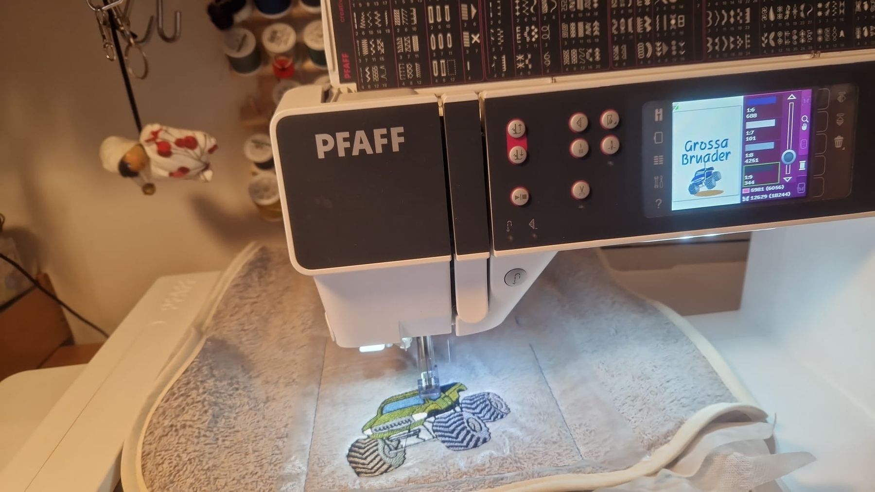 Pfaff Machines à coudre: Pfaff Näh - und Stickmaschine Cerative 3.0 – D'occasion à Masein par Aslechichi 2
