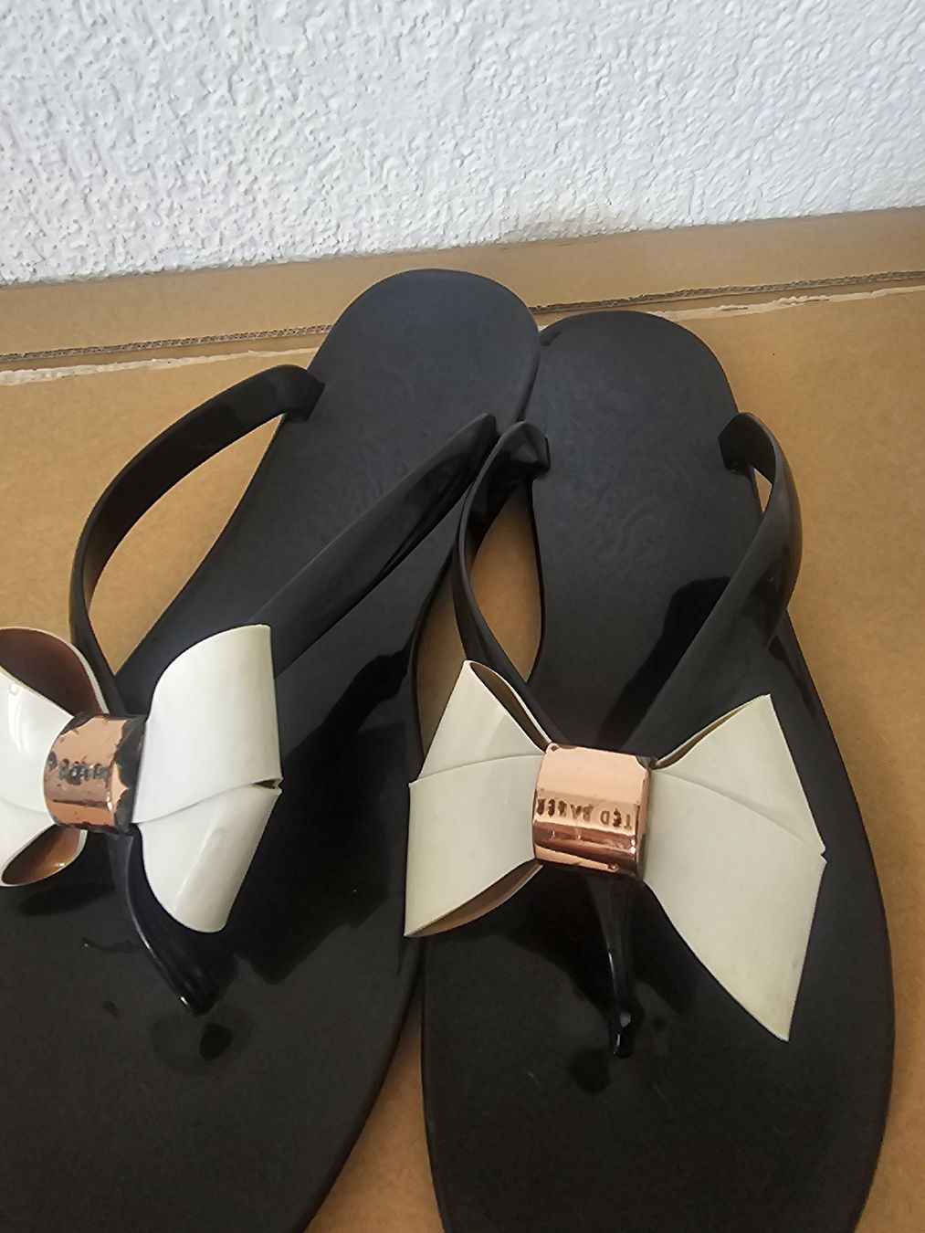 Ted Baker Scarpe da donna: Ted Baker Flip-Flops mit Schleife – Grösse 40  – Usato da Zunzgen venduto da Fleksi 3