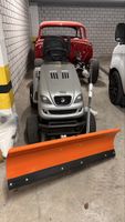 Schneetraktor mit Schneepflug – praktisch neu – CHF 2’000.–