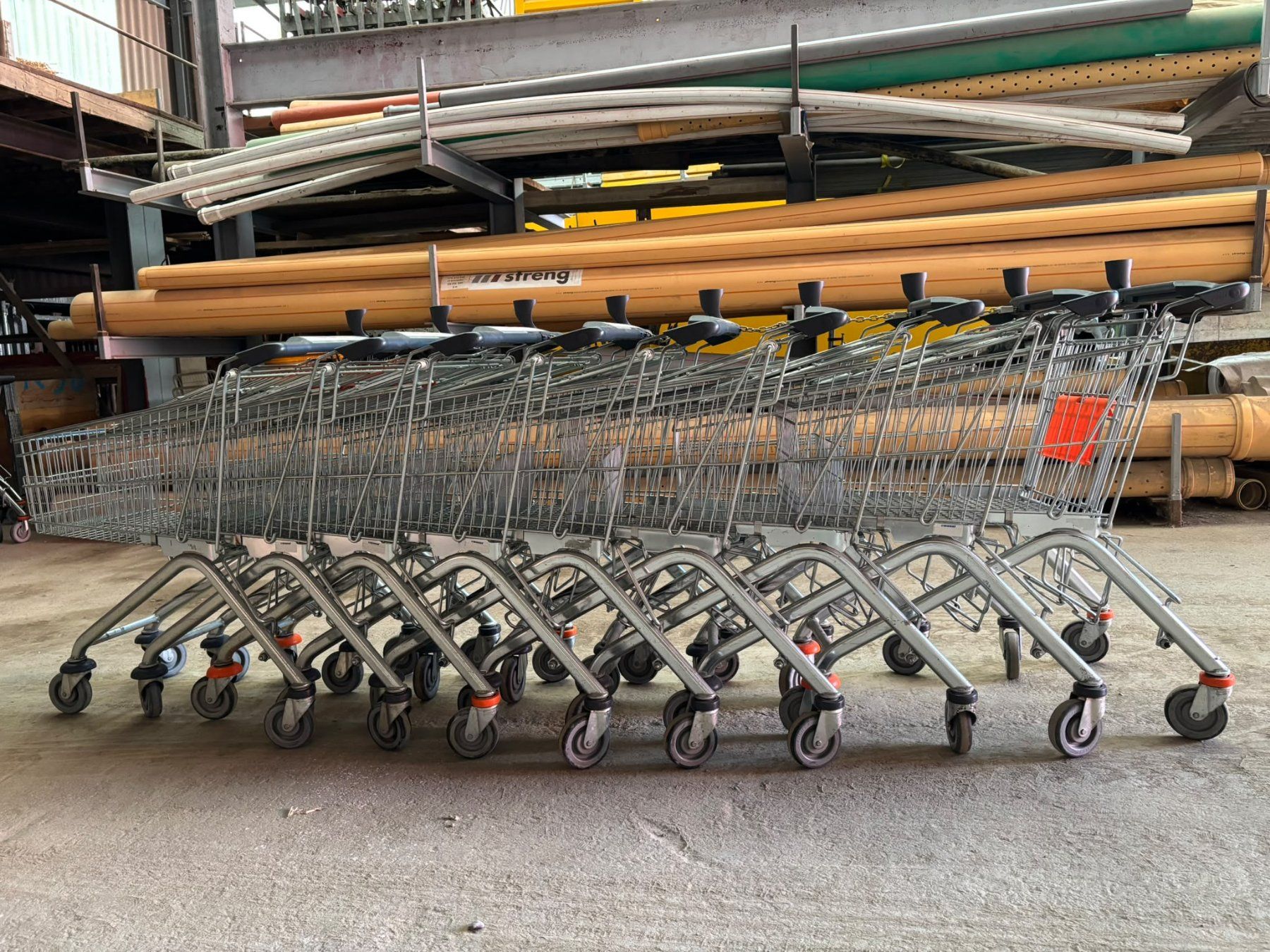 Altro per la casa: Einkaufswagen, oranger Sitz, 10er-Pack – Usato da Uerkheim venduto da Heiniger4813