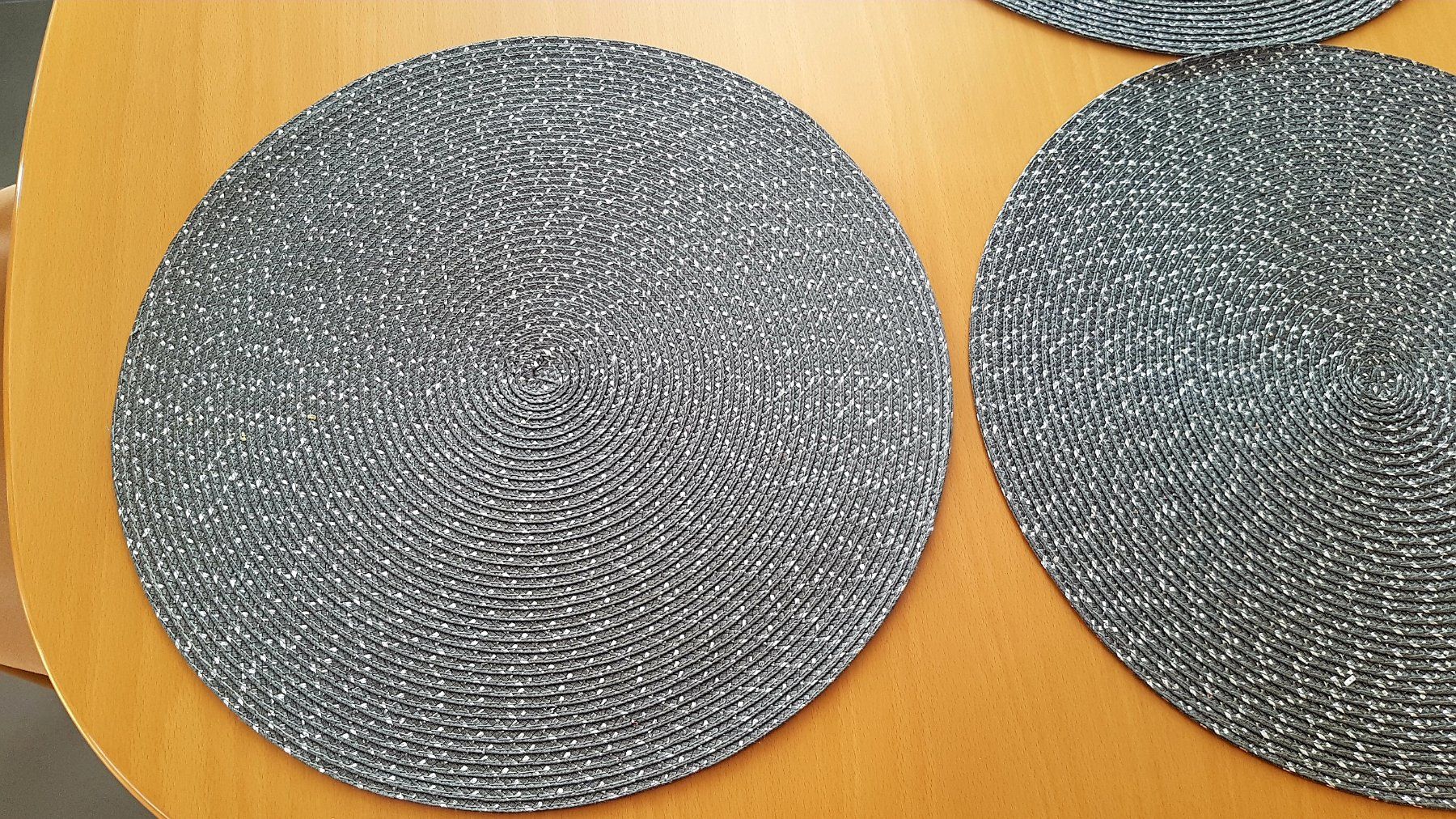Set di tavolo e panche: Set de table tressé rond gris – Nuovo (secondo la descrizione) da Le Mont-sur-Lausanne venduto da olatiu 1