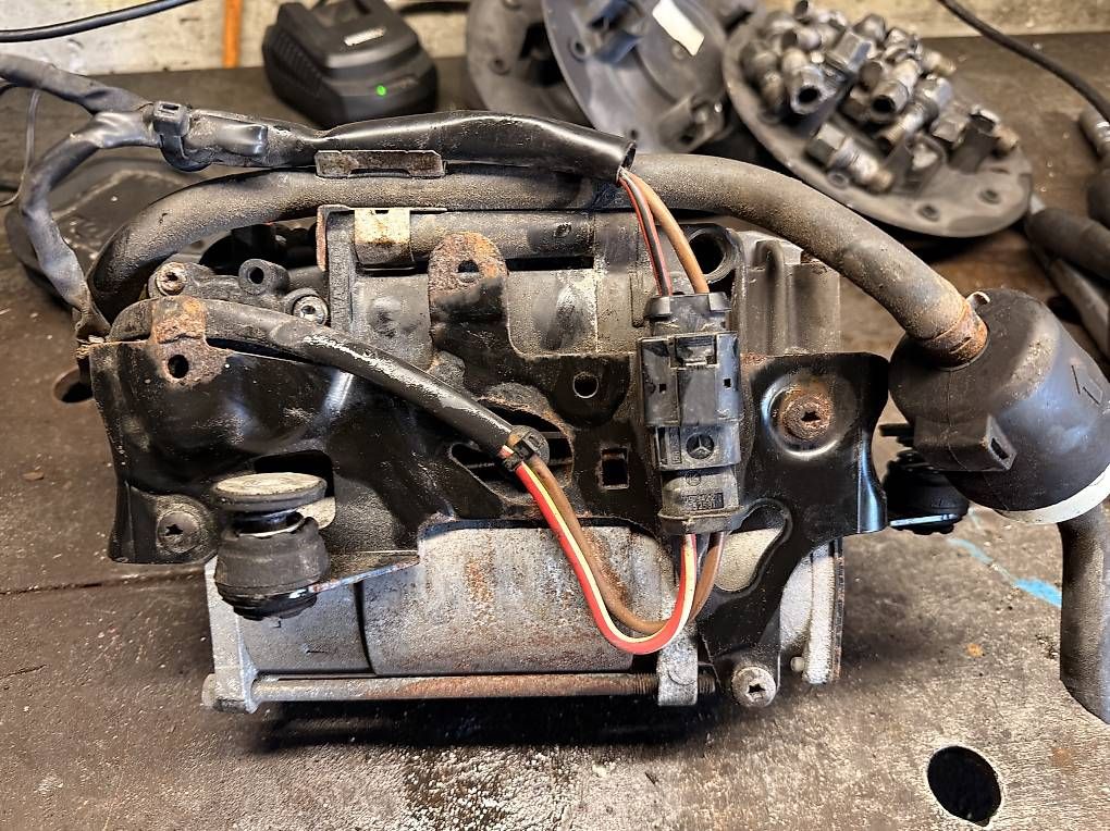 Tutti pezzi di ricambio auto: Mercedes-Benz Luftfederung Kompressoraggregat  – Usato da Udligenswil venduto da Sch2s 2