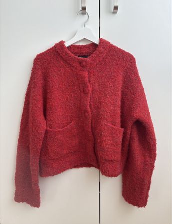 ROTER BOUCLÉ-STRICKCARDIGAN MIT TASCHEN