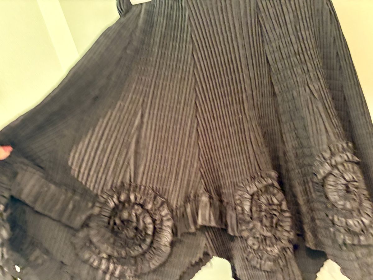 Röcke: Schwarzer DESIGN Rock, Plissee, Gr. 44 Rosen, elegant – Gebraucht aus Bellinzona von LuganoBoutique 4