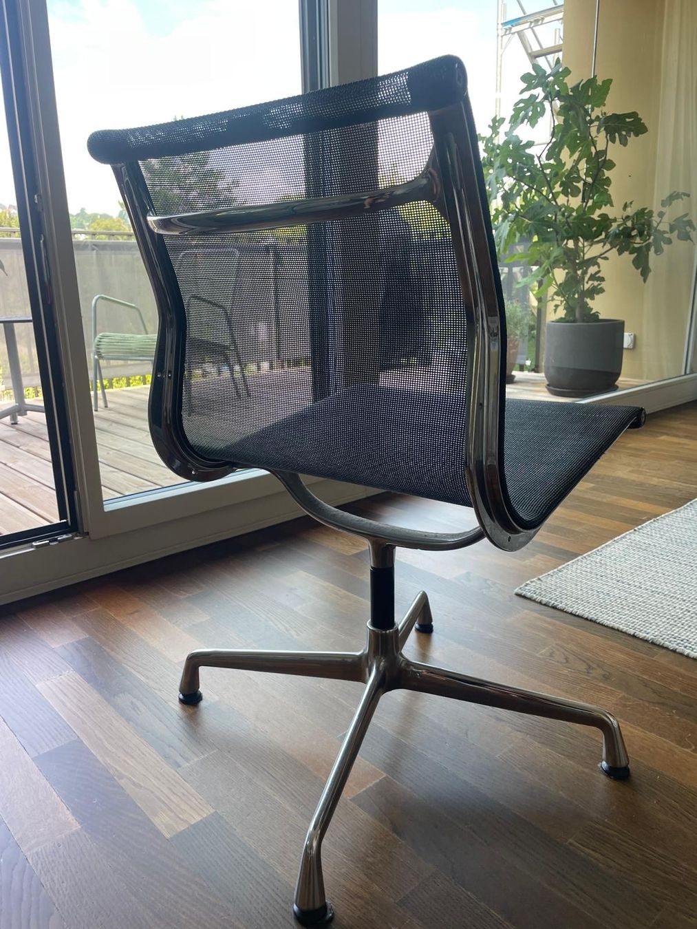 Vitra Sedie: Wunderschönen VITRA Eames drehbar EA108 mit schwarzem Netzge – Usato da Baden venduto da Giuseppe5 4